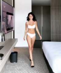 Cıvıl-cıvıl sarışın bayan Feyza