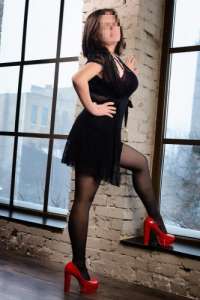 Elit oral yapan bayan Nagehan