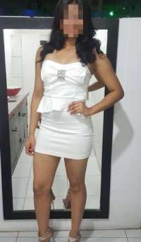 Gösterişli esmer kadın Ilgin