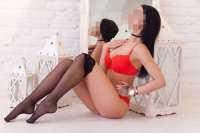 Kıvrak esmer kız Menekşe