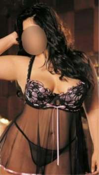 Neşeli esmer kız övün