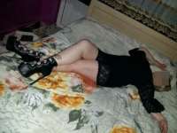 Neşeli kendi yeri olan kız Refah