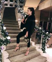 Neşeli masaj yapan hatun Ezgi