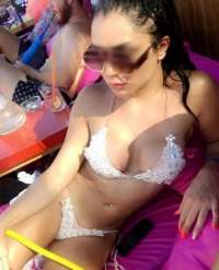 Neşeli masaj yapan hatun Ezgi