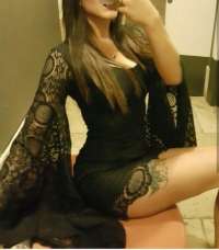 Neşeli oral yapan kadın