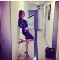 Neşeli oral yapan kadın