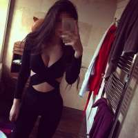 Neşeli oral yapan kadın