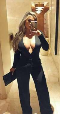 Neşeli sakso çeken hanım Ayşe