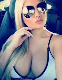 Neşeli sakso çeken hanım Ayşe