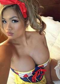 Neşeli sakso çeken hanım Ayşe