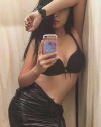 Neşeli sarışın kız Güher