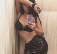 Neşeli sarışın kız Güher