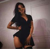 Neşeli sarışın kız Güher