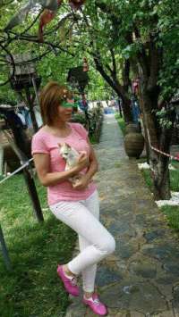 Olağanüstü buğday tenli kadın Figen