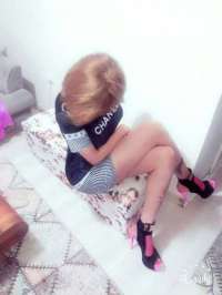 Olağanüstü buğday tenli kadın Figen